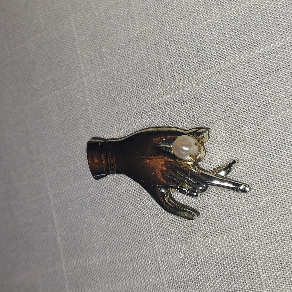 Hand and Faux Pearl Brooch - Picture 6 of 6